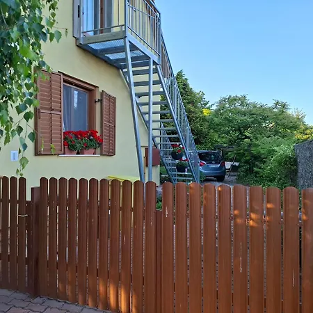 Apartamento Kemences Udvarhaz Balatonszabadi Fürdőtelep